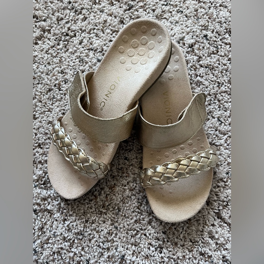Vionic 7.5 Jeanne Women’s Slide. Shimmering Gold.